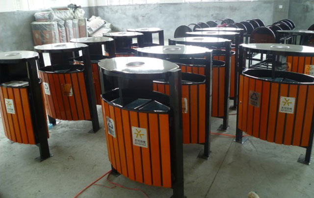 環(huán)保鋼木分類(lèi)垃圾桶工廠(chǎng)批量生產(chǎn)圖