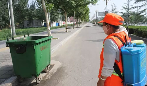 致敬環(huán)衛(wèi)工人,細(xì)心消除垃圾桶邊的蚊蠅